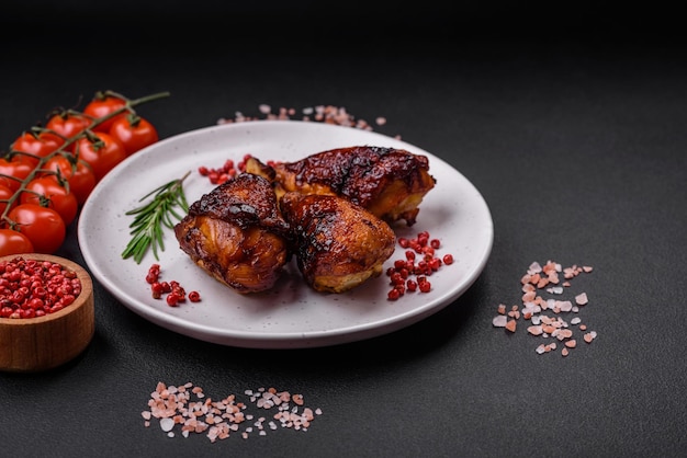 Deliciosos muslos de pollo a la plancha con especias y hierbas en salsa teriyaki