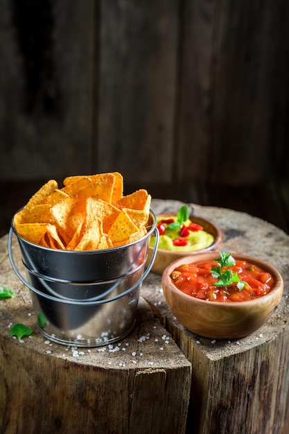 Deliciosos nachos como lanche para uma festa