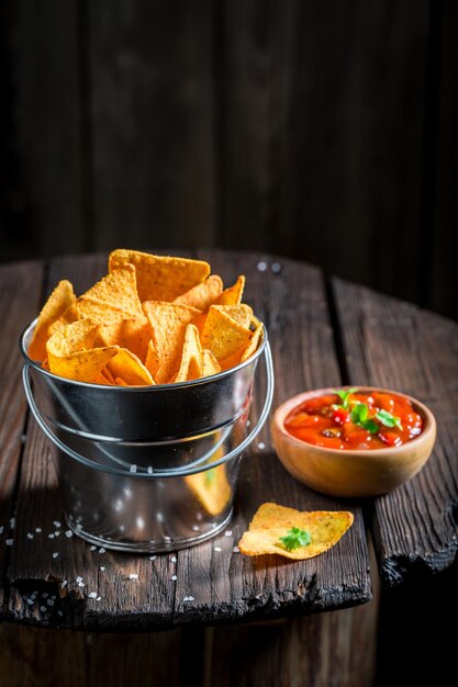 Deliciosos nachos con dip de pimiento rojo y sal