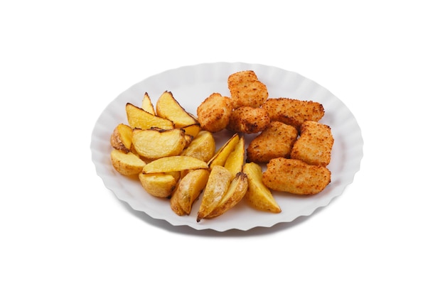 Deliciosos nuggets de frango crocante com fatias de batata frita no prato de papel