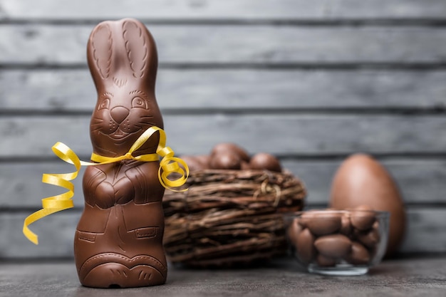 Deliciosos ovos e doces de coelhinho da Páscoa de chocolate