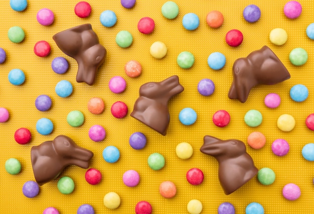Deliciosos ovos e doces de coelhinho da Páscoa de chocolate