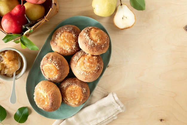 Deliciosos pães caseiros com geléia e peras frescas em um fundo de madeira mini tortas receita de culinária