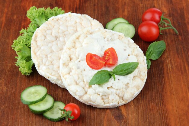 Deliciosos pães estaladiços com legumes em fundo de madeira