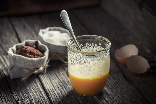 Deliciosos pãezinhos com queijo de salmão e legumes para um brunch