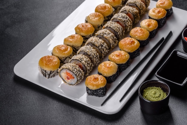 Deliciosos pãezinhos frescos em vários conjuntos. Comida japonesa com abacate, camarão, caranguejo e salmão