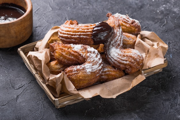 Deliciosos palitos de churros fritos y espolvoreados con azúcar en polvo