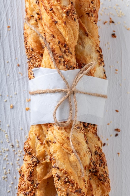 Deliciosos palitos de pão com grãos e sementes de gergelim