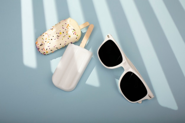 Foto deliciosos palitos de helado con gafas de sol