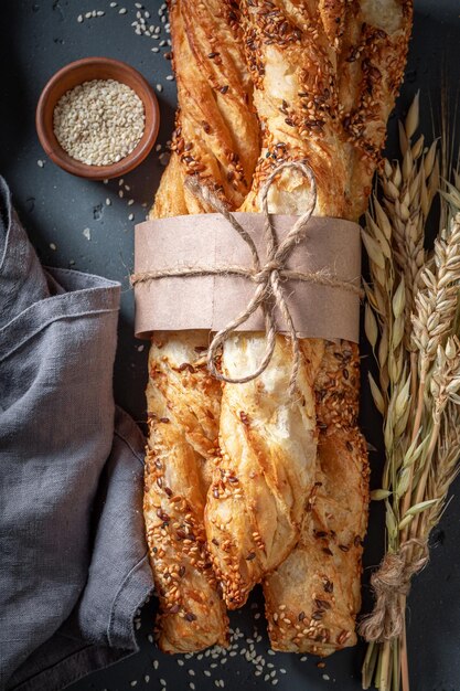 Deliciosos palitos de pan horneados con semillas de sésamo