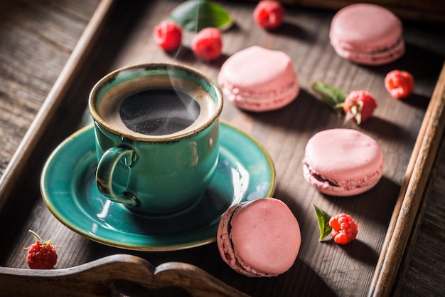 Deliciosos panecillos con queso de verduras y hierbas para un brunch