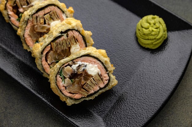 deliciosos panecillos en un restaurante japonés