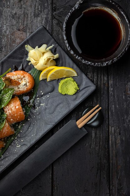 deliciosos panecillos en un restaurante japonés