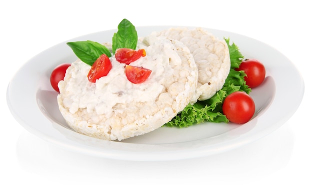 Deliciosos panes crujientes con verduras, aislado en blanco