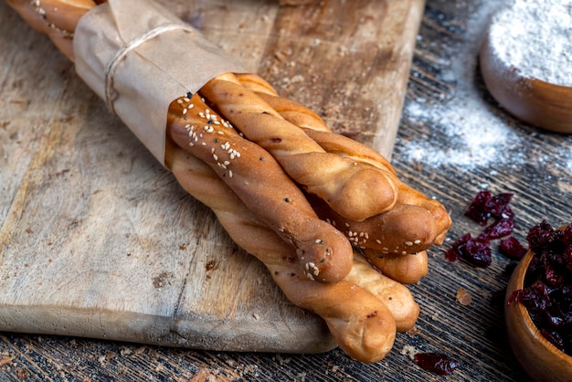 Deliciosos panes frescos elaborados con harina y otros ingredientes naturales, pan casero horneado en el horno y listo para usar como alimento