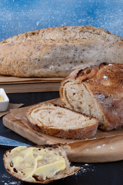 Deliciosos panes horneados con mantequilla.