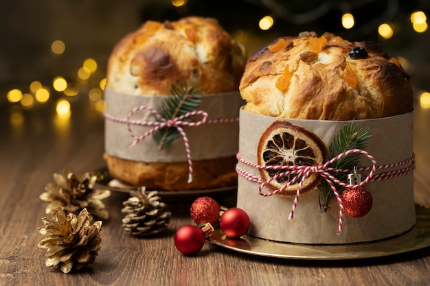 Foto deliciosos panettone y adornos.