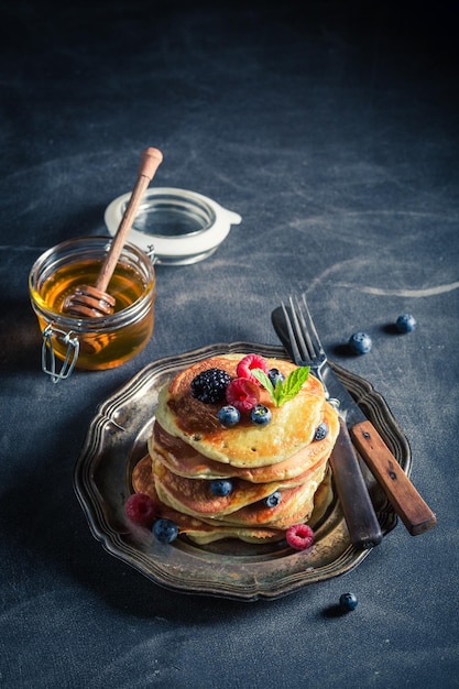 Deliciosos panqueques americanos para el desayuno en la mañana