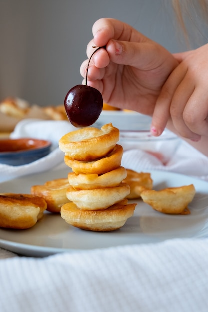 Foto deliciosos panqueques se apilan como pastel