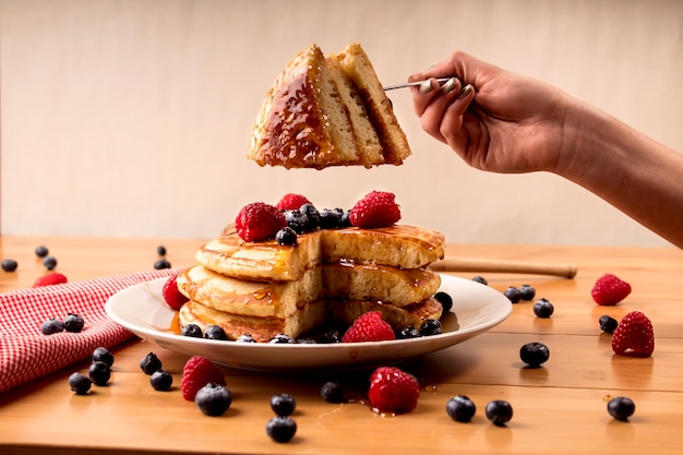 Deliciosos panqueques de arándanos en rodajas