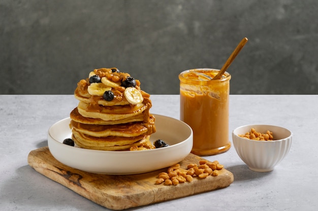 Foto deliciosos panqueques con arreglo de mantequilla de maní