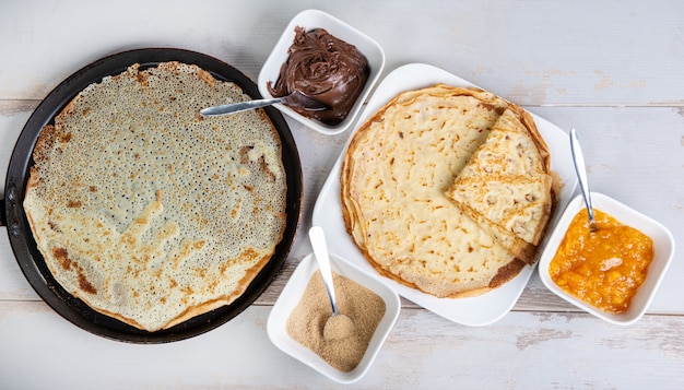 Deliciosos panqueques con azúcar de chocolate y mermelada