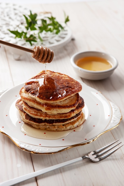 Deliciosos panqueques caseros con miel.