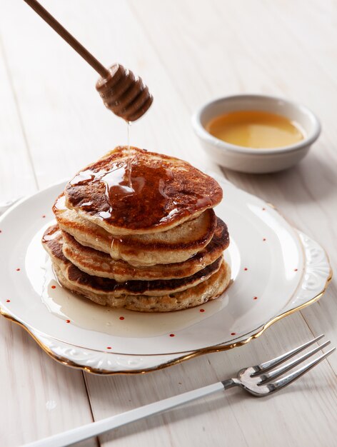 Deliciosos panqueques caseros con miel.