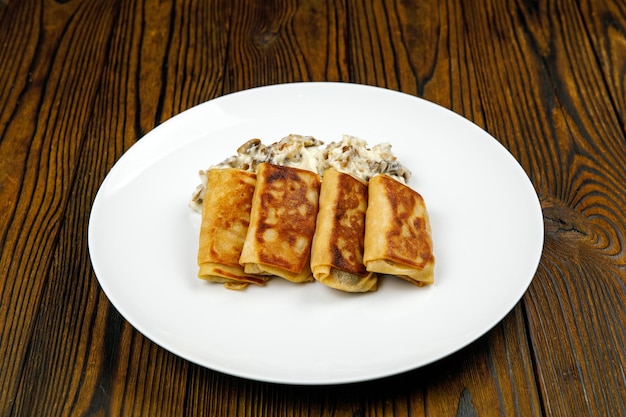 deliciosos panqueques con champiñones fritos en un plato.