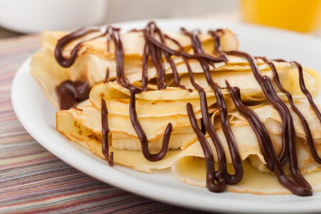 Foto deliciosos panqueques con chocolate, vista cercana