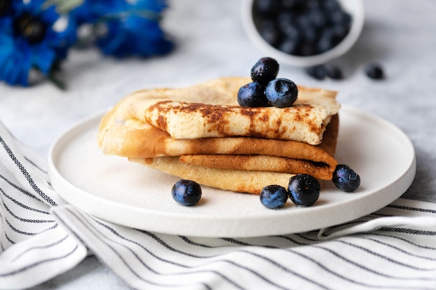 Deliciosos panqueques de desayuno con arándanos