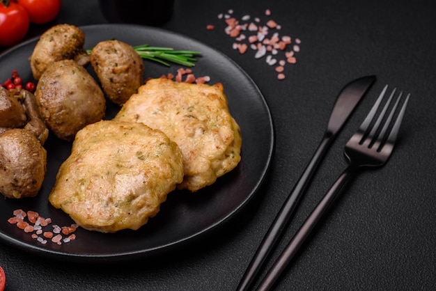 Deliciosos panqueques de filete picado frito con especias, sal y hierbas