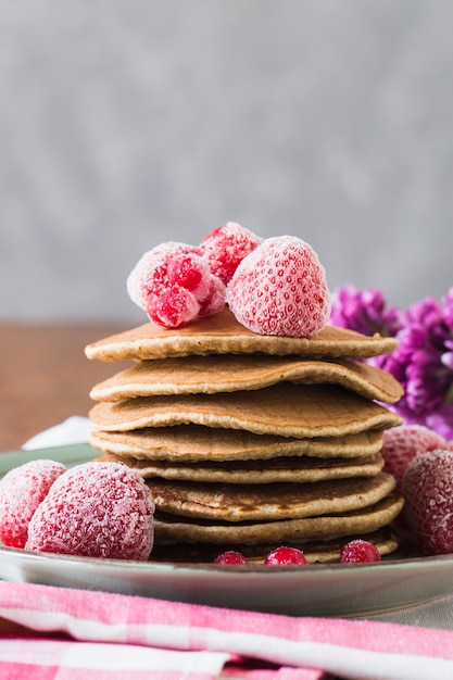 Deliciosos panqueques con fresa en mesa de madera marrón