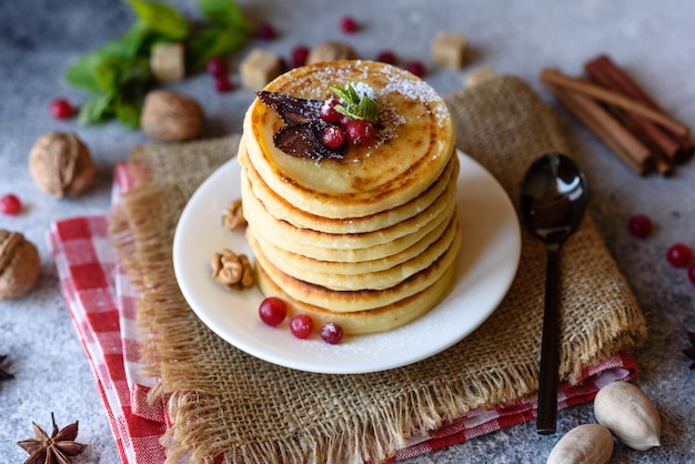 Deliciosos panqueques frescos hermosos con miel de cítricos y mermelada. Delicioso desayuno caliente con panqueques con frutas y bayas