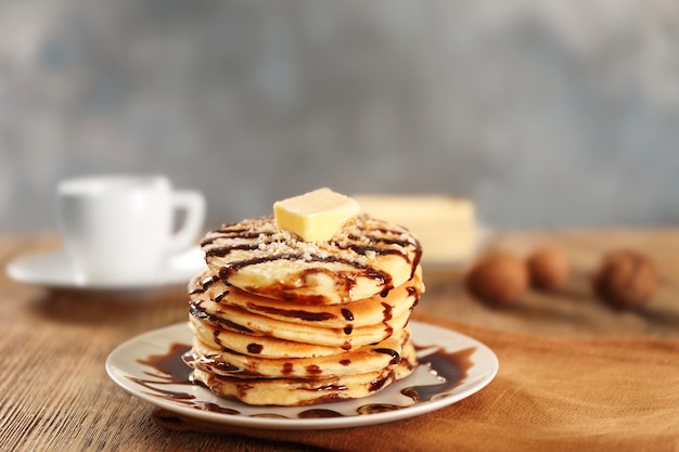 Deliciosos panqueques con jarabe de chocolate en placa