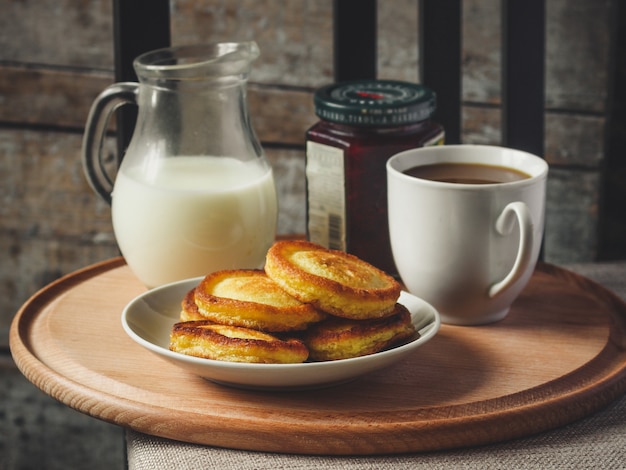 deliciosos panqueques con mermelada en la mesa