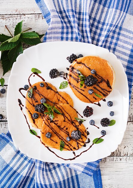 Deliciosos panqueques con moras y chocolate.