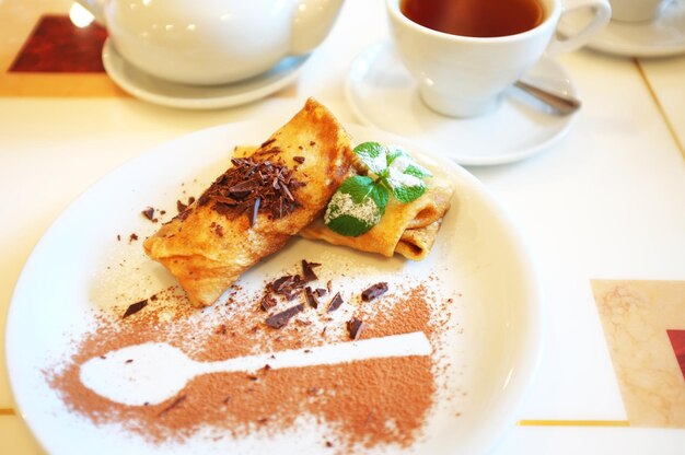 Deliciosos panqueques en un plato en el café