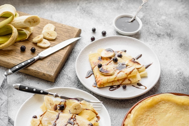 Deliciosos panqueques recién horneados con miel y frutas sobre un fondo de hormigón texturizado Comida saludable útil