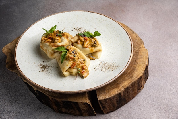 deliciosos panqueques con relleno en un plato