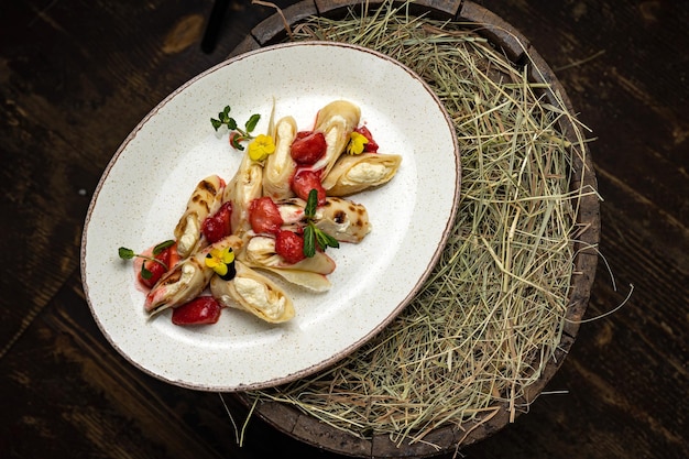 deliciosos panqueques con relleno en un plato