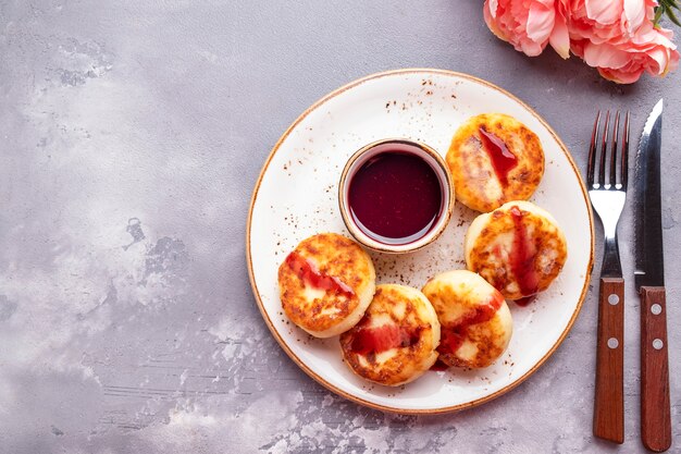 Deliciosos panqueques de requesón con salsa de frutas rojas.