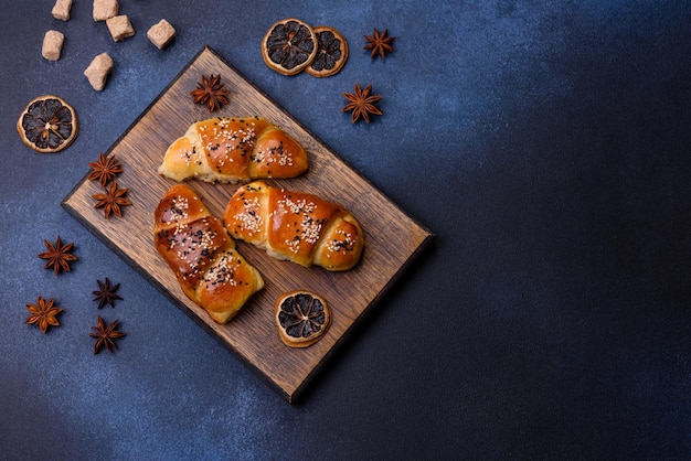 Deliciosos pastéis caseiros com geleia de damasco polvilhado com sementes de gergelim