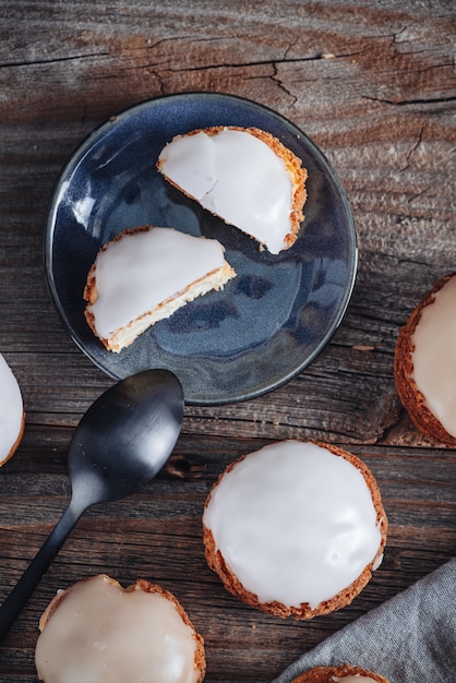 Deliciosos pastéis franceses Choux Craquelin com recheio de creme