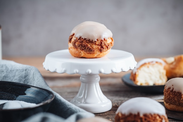 Deliciosos pastéis franceses choux craquelin com recheio de creme