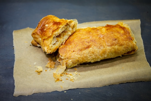 Deliciosos pasteles caseros con relleno de manzana. Pastel de hojaldre.