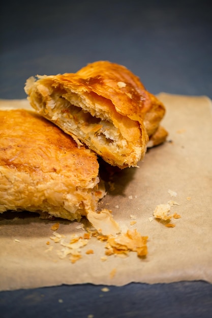 Deliciosos pasteles caseros con relleno de manzana Pastel de hojaldre