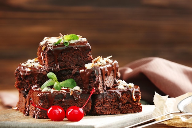 Deliciosos pasteles de chocolate en el primer plano de la mesa