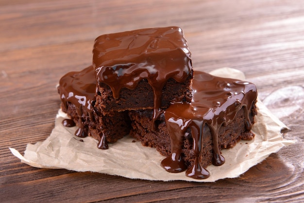Deliciosos pasteles de chocolate en primer plano de la mesa