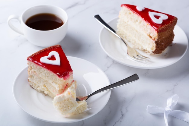 Deliciosos pasteles para el día de san valentín en mesa blanca